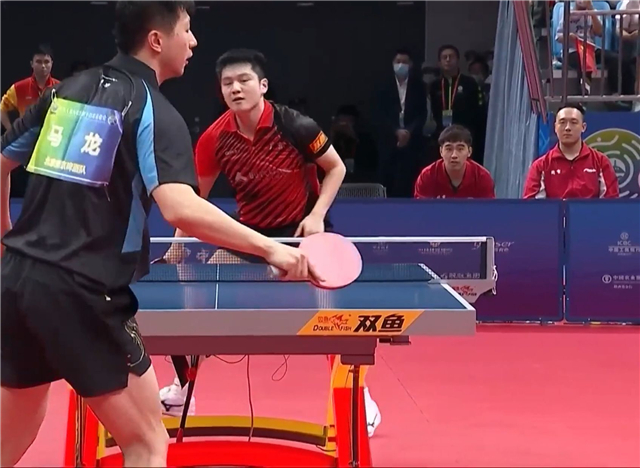 鄧亞萍批評奏效！樊振東開竅逆轉奪冠，原來擊敗馬龍靠的就這兩招