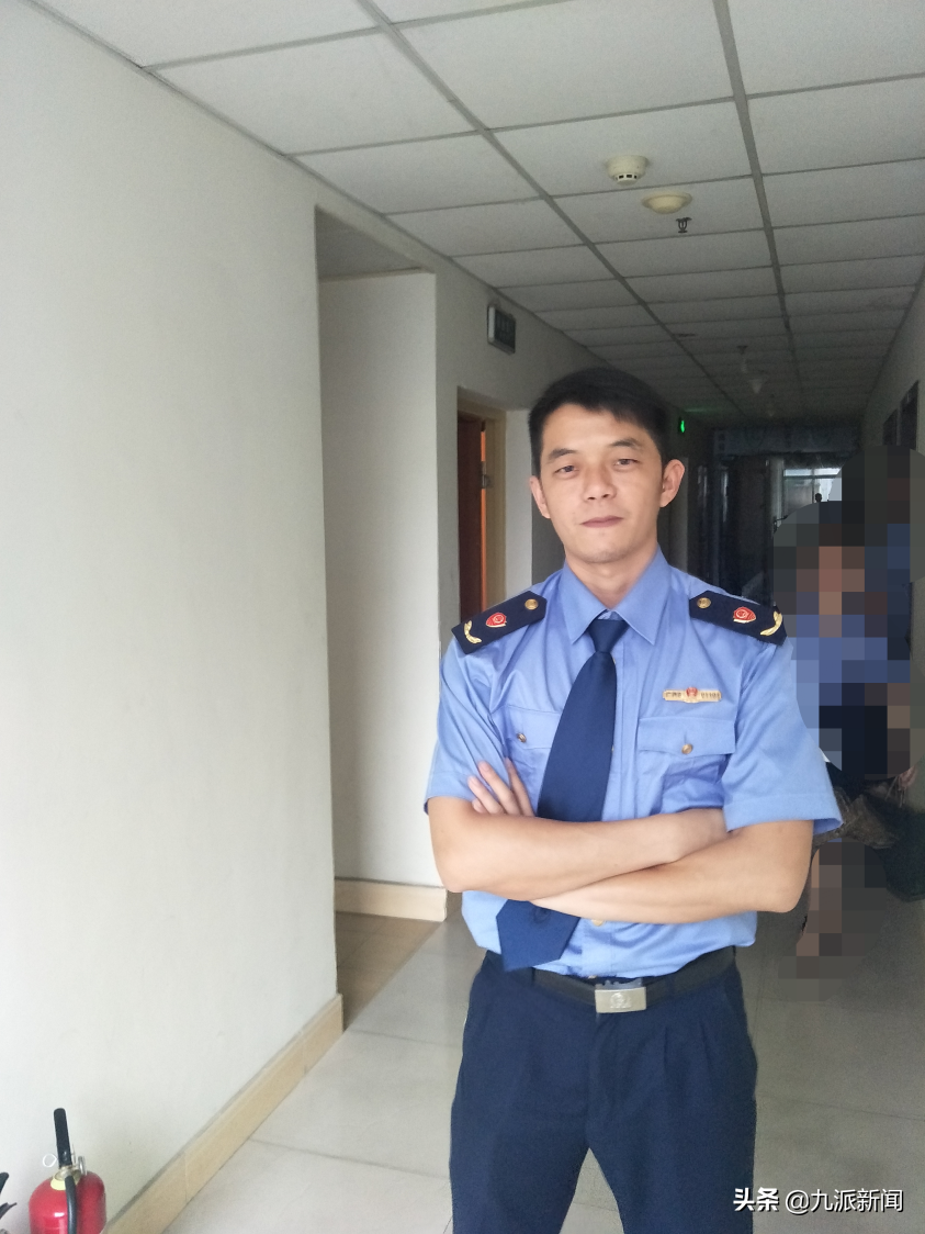 從公務(wù)員到豬肉佬，985畢業(yè)生為還200萬債務(wù)擺肉攤：10年后還賣豬肉未嘗不可，以前管理個體戶現(xiàn)在成了個體戶