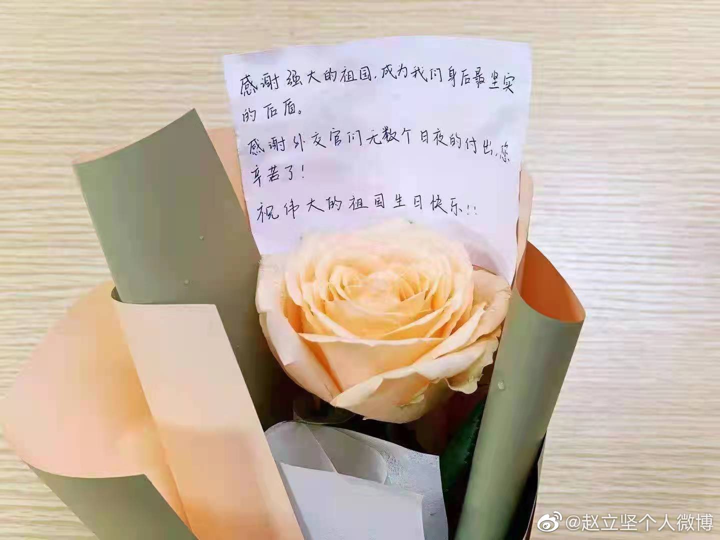 大學(xué)生獻(xiàn)花外交部感謝國家營(yíng)救孟晚舟，趙立堅(jiān)：深受感動(dòng)，也深受鼓舞