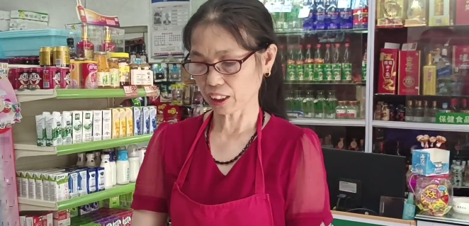 暖心！超市女老板為晚歸女孩留燈10年