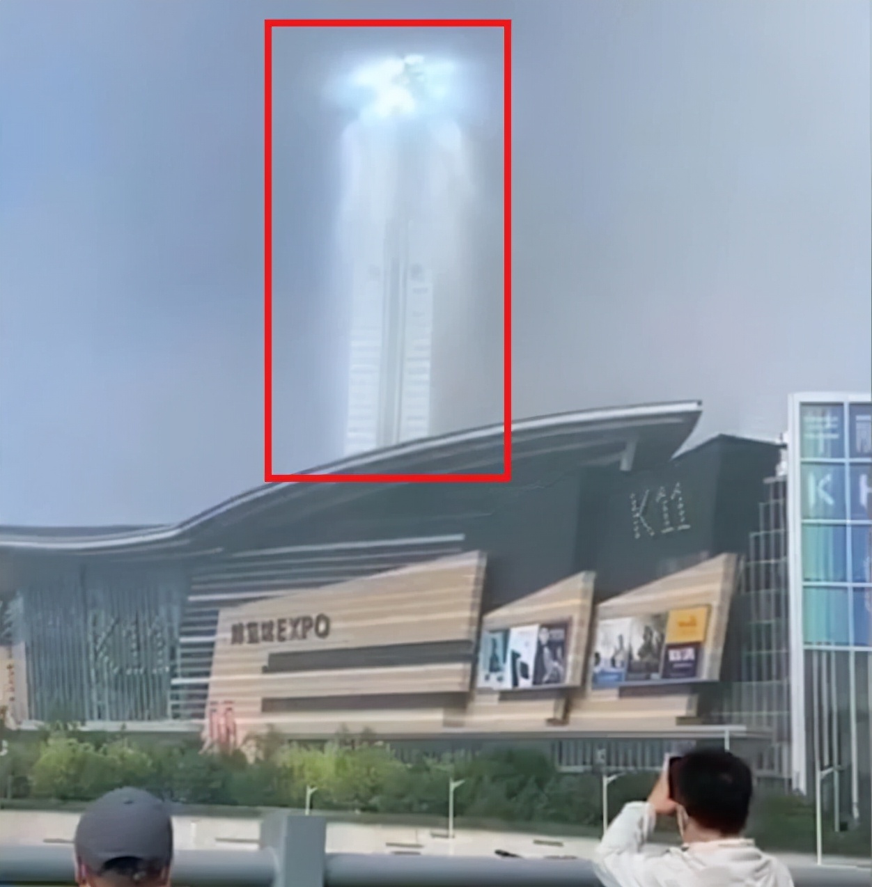 沈陽天空出現(xiàn)巨型光柱，猶如“天梯”，難道真的有外星人